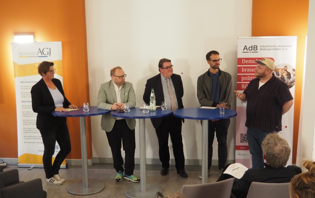 Bild von der Podiumsdiskussion von Fachtagung 2025